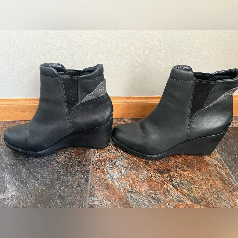 Women’s Sorel leather After Hours Chelsea pull on black wedge bootie. Size 10